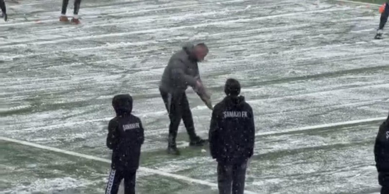 Qurban Qurbanov stadionu qardan belə təmizlədi - VİDEO